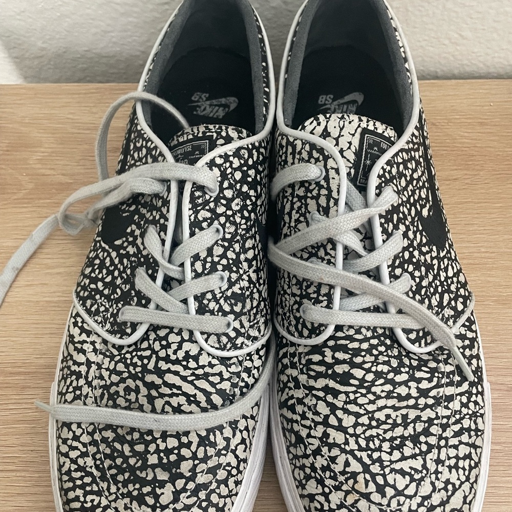 Nike men’s Stefan janoski Black and White Textured Sneakers - Picture 4 of 7